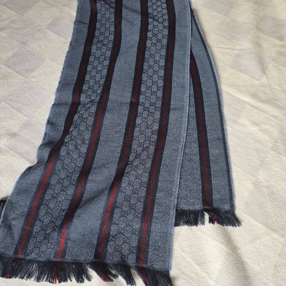 Authentic Gucci Men's Scarf in Navy and Crimson - Picture 12 of 13